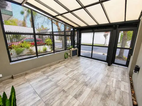 OPORTUNIDAD VENTA DUPLEX TRES AMBIENTES CON PATIO Y COCHERA MODERNIZADO