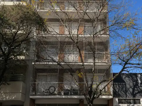 SEMIPISO 3 AMBIENTES AL FRENTE FRENTE CON BALCON CORRIDO. ESPACIO GUARDA-COCHE FIJO. SUPERFICIE TOTAL 70 M2 APROX