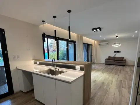 Casa 5 ambientes con 4 baños