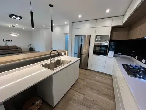 Casa en Alquiler con 4 cocheras