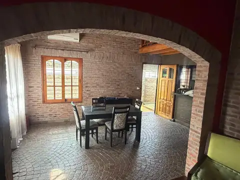 Venta Casa 4 amb Pileta y Cochera. 356m2 CASTELAR