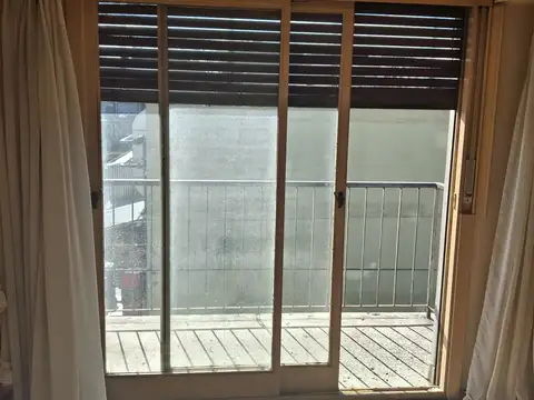 saavedra 2 ambientes al frente con balcon luminoso placares, baño y cocina competos.