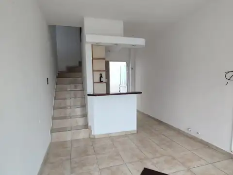 Depto Tipo Casa en Alquiler de 2 ambientes