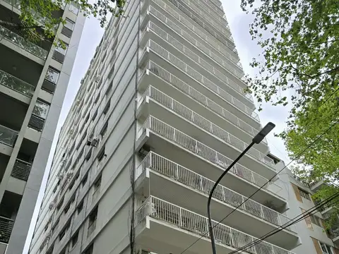 2 AMBIENTES LATERAL EDIFICIO EN TORRE, BALCÓN FRANCES