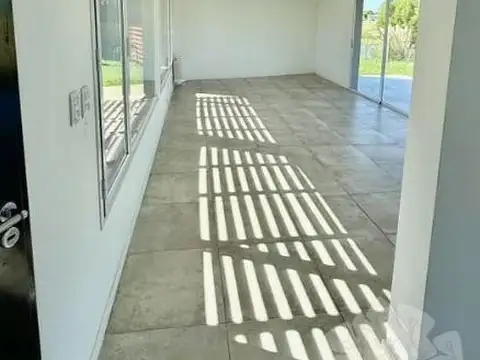 Casa en Alquiler con 2 cocheras