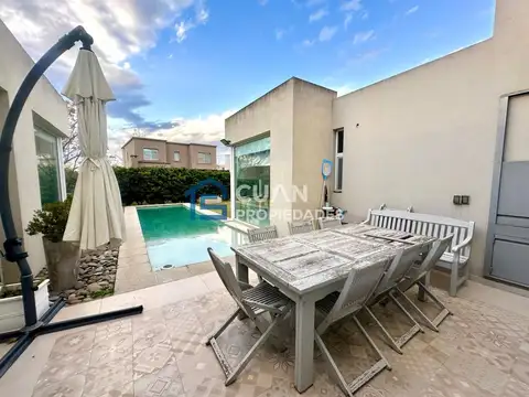 Casa en Venta con 3 cocheras