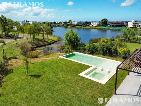 Casa 5 ambientes con 4 baños