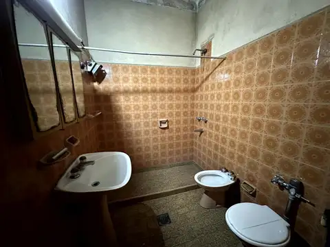 Casa a modernizar proxima al centro de Bernal