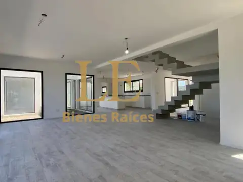 Casa en Venta con 4 cocheras