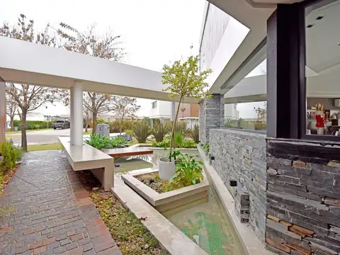 Casa en Venta con 3 cocheras