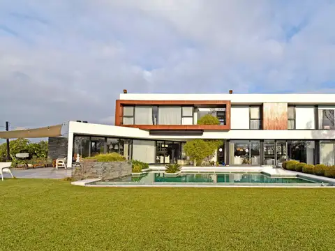 Casa 7 ambientes con 5 baños