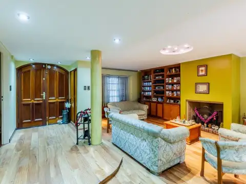 Casa 9 ambientes con 6 baños