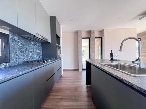 Casa 5 ambientes con 2 baños