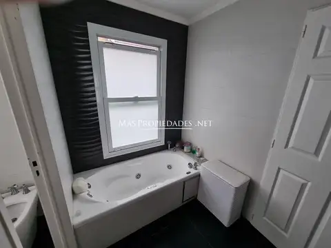 Casa 5 ambientes con 4 baños