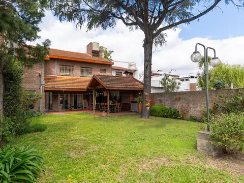 Venta Casa 4 ambientes con jardín, parrilla y pileta en Moron.