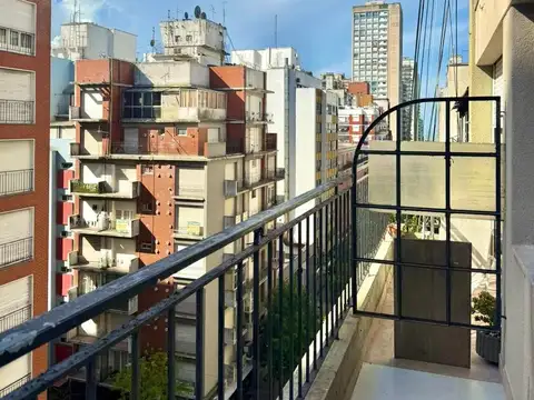 Departamento de un ambiente al frente con balcón, reciclado a nuevo, Corrientes 1900, Centro