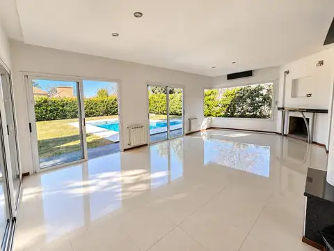 Casa 4 ambientes con 5 baños