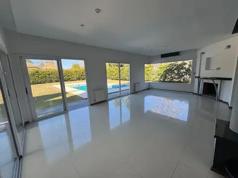 Casa 4 ambientes con 5 baños