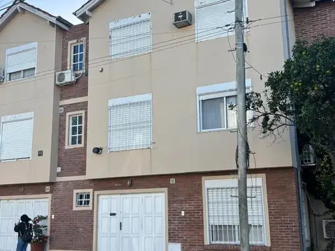 Duplex 3 ambientes. cochera. Patio. Olivos.