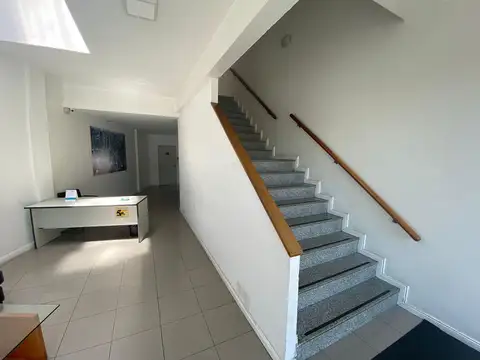 Oficina en Alquiler con 1 cochera