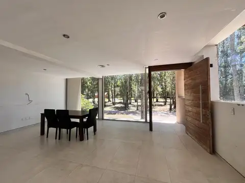 Casa 8 ambientes con 5 baños