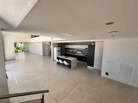 Casa en Venta con 4 cocheras