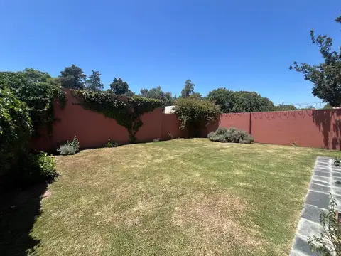 Casa en Alquiler con 2 cocheras