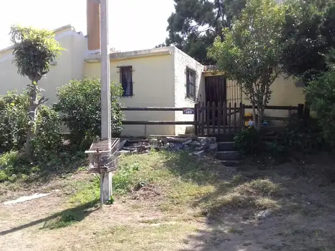 Casa mas 3 viviendas en block Mar de Ajo