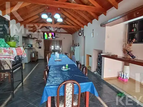 Casa en venta, 1,5 has. 2 viviendas, tinglado, quincho, garaje 4 autos, zona productiva. La Plata