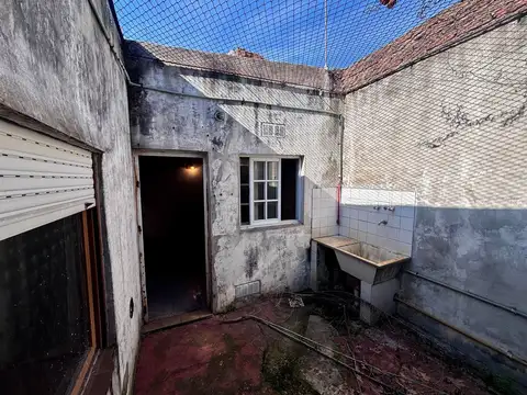 CASA 70m2 cub aprox c/2 Patios, centro Lanús, a terminar, ideal uso profesional, 1 mascota ok!