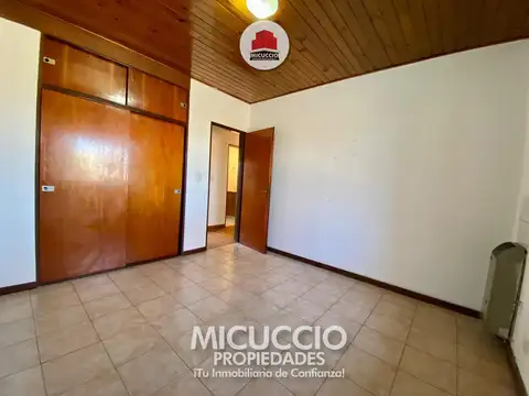 Casa en Alquiler con 1 cochera