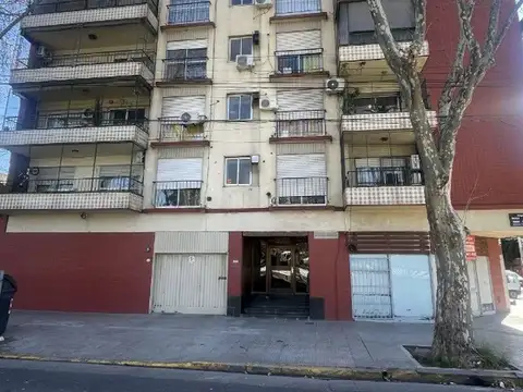 4 AMB. CON BALCÓN  CON COCHERA FIJA.