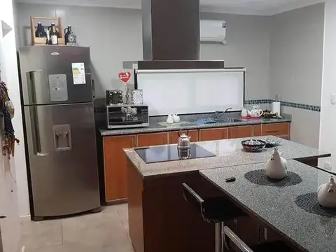 Casa en Venta con 3 cocheras