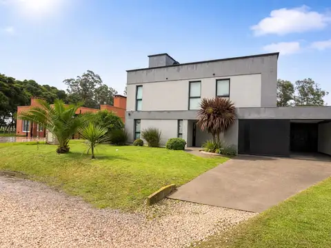 Casa 4 ambientes con piscina climatizada