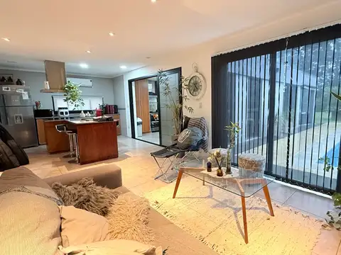 Casa en Venta con 3 cocheras