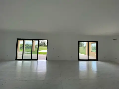Casa en Alquiler con 2 cocheras