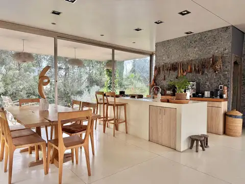 Casa en Alquiler con 2 cocheras