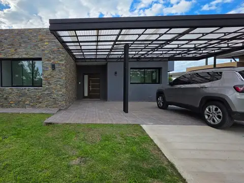 Venta Casa De 5 Ambientes - El Campo -