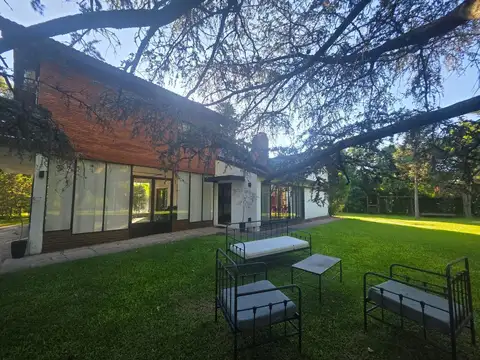 Venta casa 6 amb en Parque Leloir con pileta