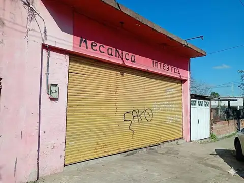 Local con departamento tres ambientes con patio