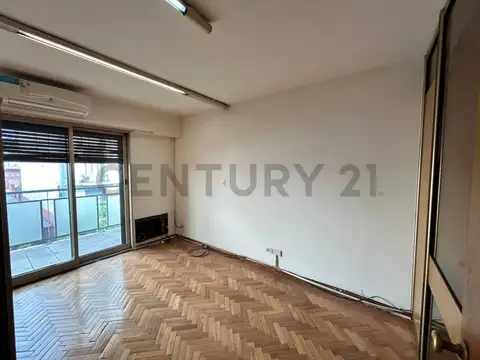 VENTA OFICINA CENTRO AL FRENTE + BALCÓN CON FINANCIACIÓN DIRECTA