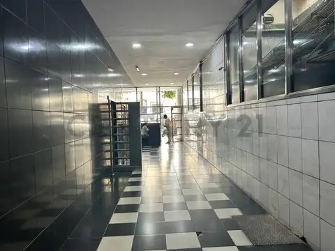 VENTA OFICINA CENTRO AL FRENTE + BALCÓN CON FINANCIACIÓN DIRECTA