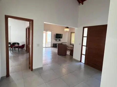 Casa en Alquiler en Country Causana con pileta Climatizada cinco dormitorios