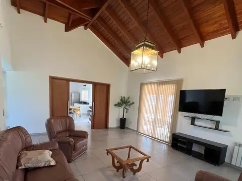 Casa en Alquiler en Country Causana con pileta Climatizada cinco dormitorios