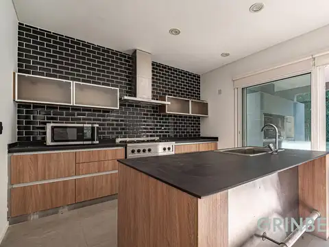 Casa en Alquiler con 3 cocheras