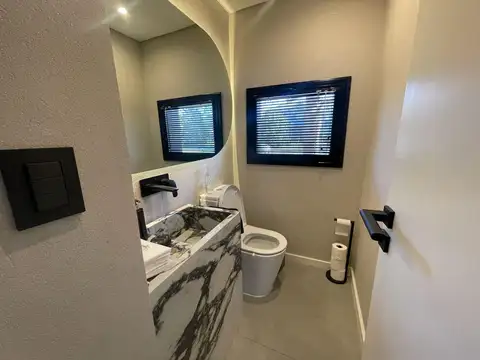 Casa en Venta con 4 cocheras