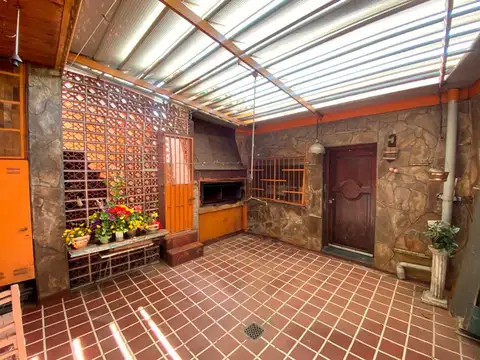 Venta casa dos dormitorios más comodín y patio.