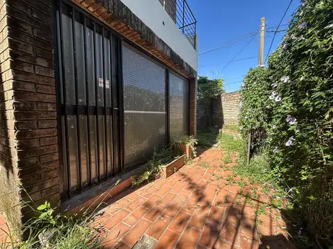 Casa 6 ambientes con 2 baños