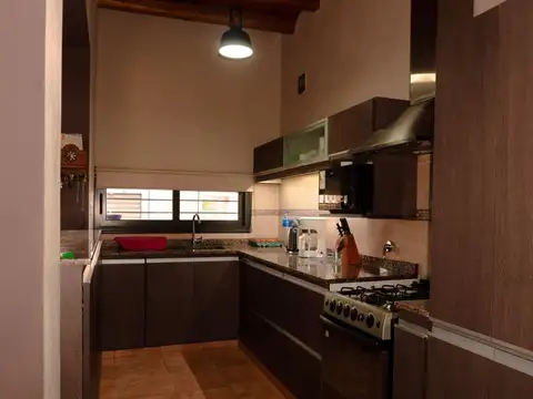 Casa 4 ambientes con 2 baños