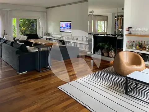 Casa 8 ambientes con 4 baños